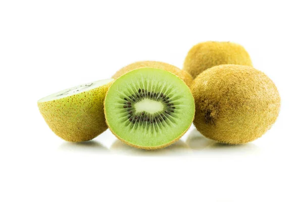 Fructe tăiate kiwi izolate pe decuparea fundalului alb — Fotografie, imagine de stoc