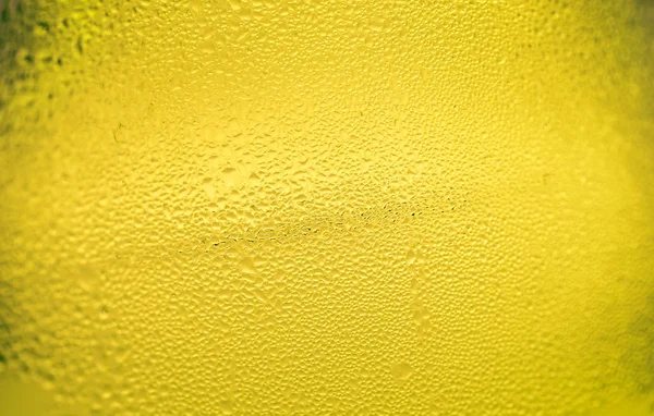Fundo de gotas de água abstrato amarelo, gotas de água natural sobre gl — Fotografia de Stock