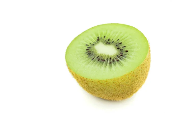 Buah kiwi yang diiris diisolasi pada potongan latar belakang putih — Stok Foto