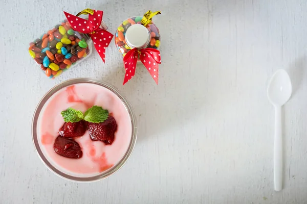 Клубничный йогурт с клубникой на дереве. клубничный йогурт — стоковое фото