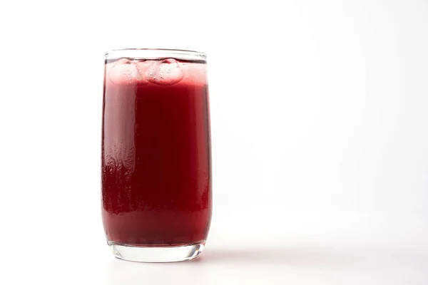 Copo de suco de romã com frutas isoladas em branco . — Fotografia de Stock