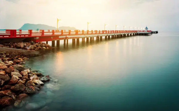 Longue jetée de mer en Thaïlande avec soleil, pont — Photo