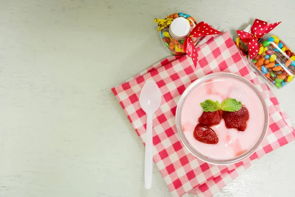 Erdbeerjoghurt mit Erdbeere auf Holz. Erdbeerjoghurt — Stockfoto