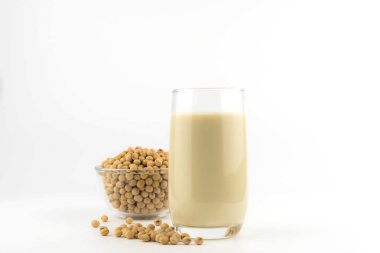 süt beyaz zemin üzerine soya fasulyesi ile