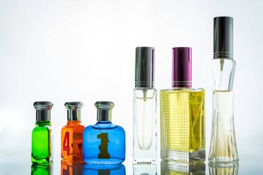 Beyaz arka plan üzerinde izole parfüm şişeleri