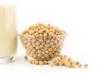 Beyaz arka plan üzerinde soya sütlü soya fasulyesi