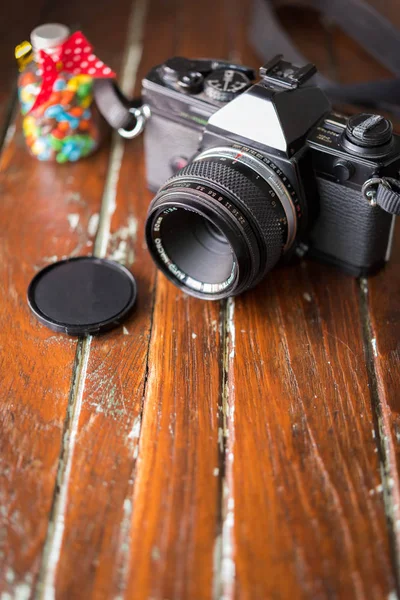 Retro fotoaparát na dřevěném stole — Stock fotografie