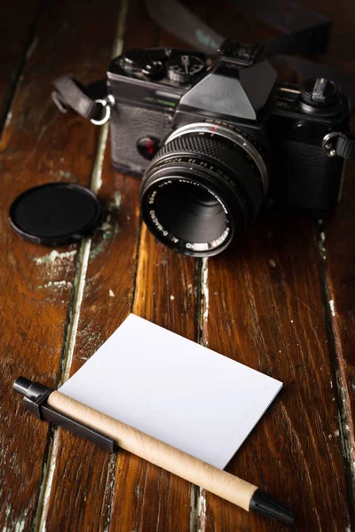 Prázdné notebook s kuličkové pero i staré retro fotoaparátu — Stock fotografie