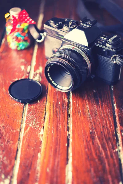 Vintage photo camera on a wooden table — Stock Photo, Image