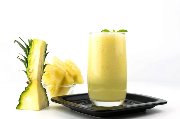 Frullato di ananas fresco sano isolato su sfondo bianco — Foto Stock