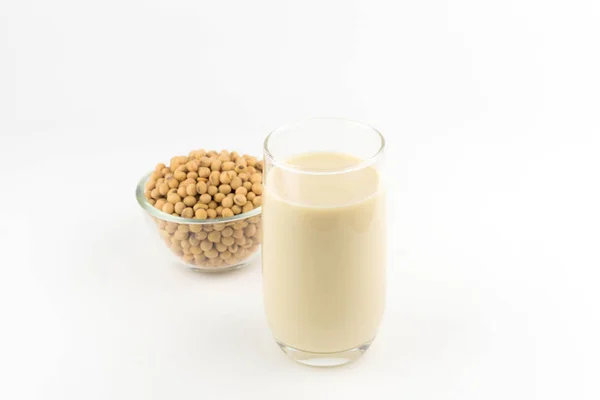 白い背景の上の大豆の豆のミルク — ストック写真