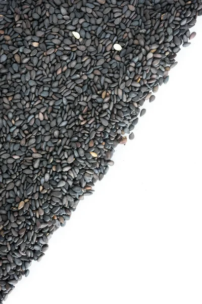 Beyaz arkaplanda siyah susam tohumları — Stok fotoğraf