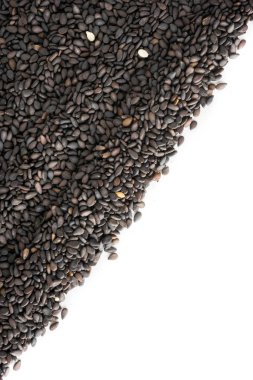 Beyaz arkaplanda siyah susam tohumları