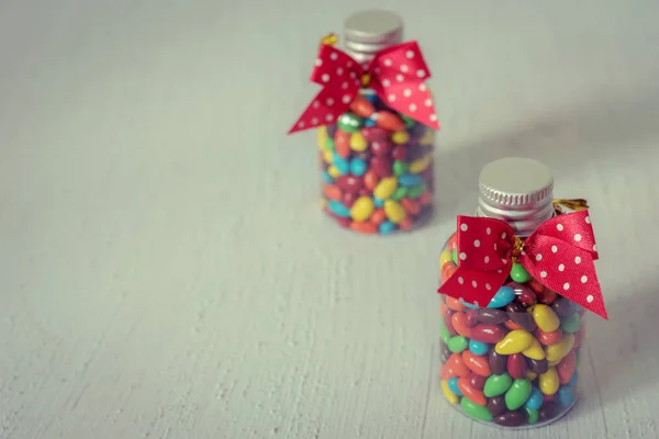 Cadeau bébé Bonbons colorés en pot sur la table — Photo