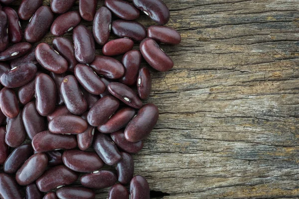 木製の背景に乾燥赤豆の部分 — ストック写真