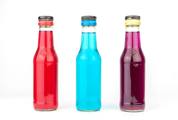 Beyaz arka plan üzerinde izole renkli cam şişe — Stok fotoğraf