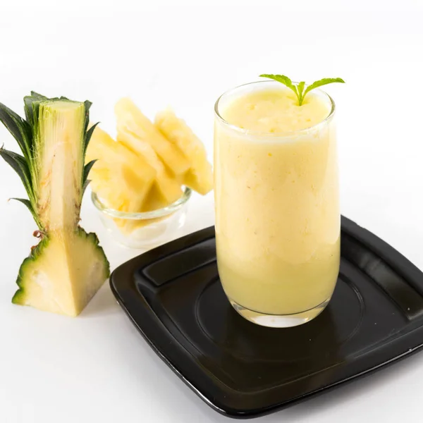 Beyaz arka plan üzerinde izole sağlıklı taze ananas güler yüzlü