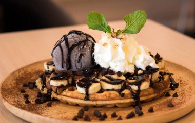 Muzlu dondurma dondurma bir kase çilek ve törpülemek