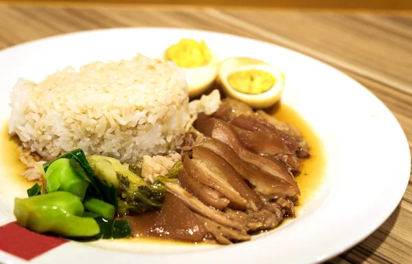 Close-up, thai food: stewed pork leg on rice with boiled egg — Stok Foto