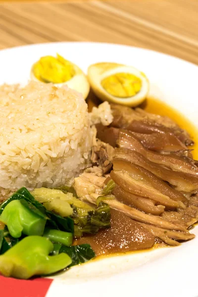 Close-up, thai food: stewed pork leg on rice with boiled egg — Stok Foto