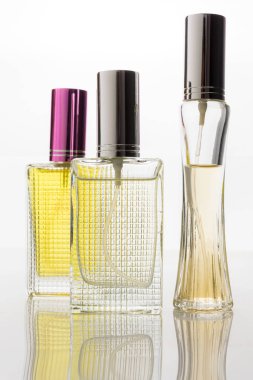 Beyaz arka plan üzerinde izole parfüm şişeleri