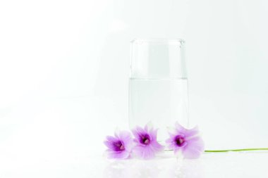 Su cam orkide çiçek, içme suyu üzerinde beyaz adam