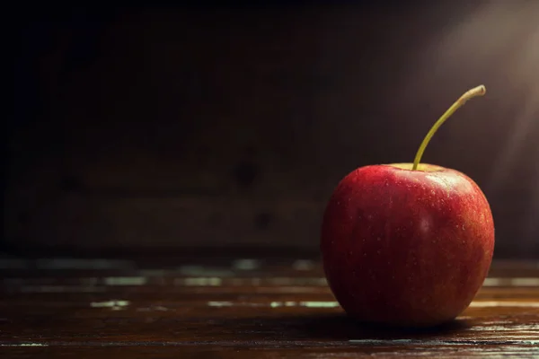 Pomme rouge unique sur fond en bois — Photo