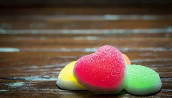 Şeker, kalp renkli tatlı şekerler, s ile kaplı kalp şekerler — Stok fotoğraf