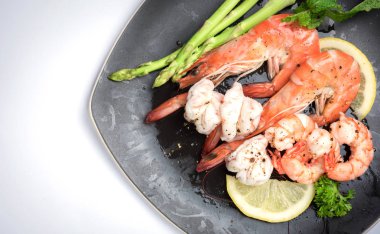 Karides. Beyaz arka plan üzerinde izole karides. Deniz ürünleri