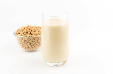 süt beyaz zemin üzerine soya fasulyesi ile