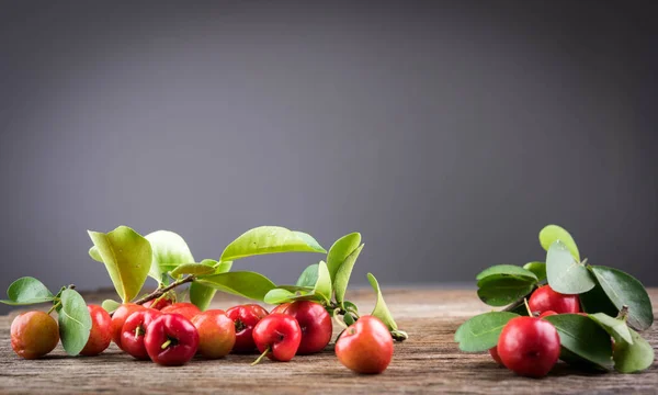 Acerola kiraz beyaz zemin üzerine Tayland yumuşak odak