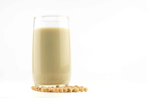 白い背景の上の大豆の豆のミルク — ストック写真