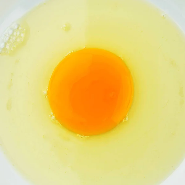 Uovo, Proteine dell'uovo, Uovo crudo, Uova su fondo piatto bianco, Uovo — Foto Stock