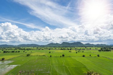 Teras pirinç alanları dağ manzaralı mavi gökyüzü üzerinde Kanc buluta