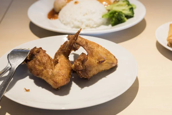 Sayap ayam di atas meja — Stok Foto