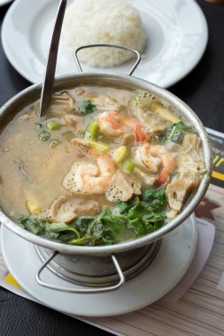 Tay baharatlı karides (Kang Liang Goong Sod ile sebze çorbası karışık )