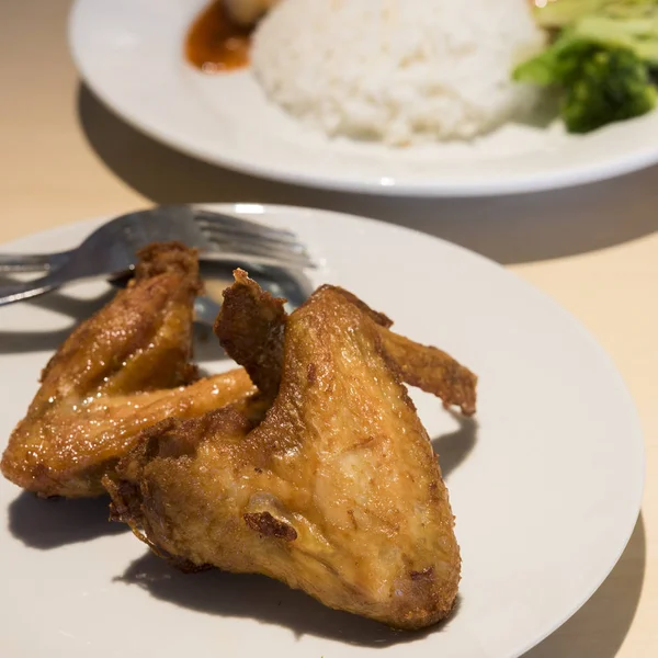 Sayap ayam di atas meja — Stok Foto