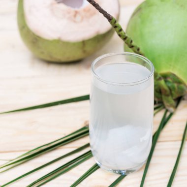 Taze hindistan cevizi içki genç Hindistan cevizi ile