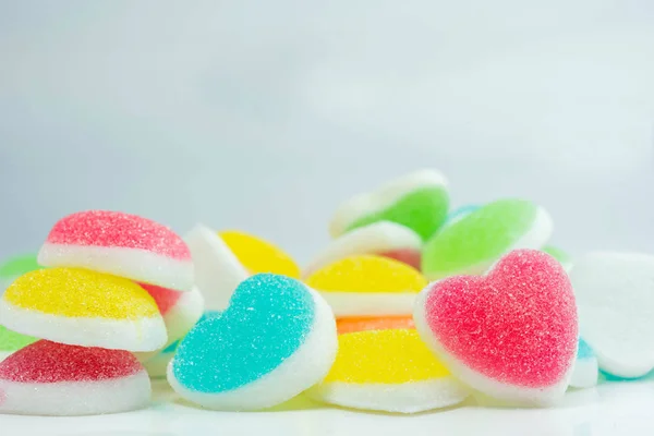 心糖果裹上糖衣 五颜六色的糖果 糖心心形糖果 — 图库照片