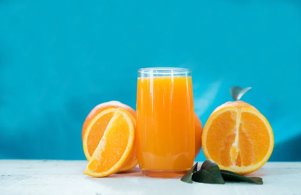 Suco de laranja, fundo laranja — Fotografia de Stock