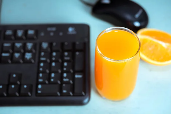 Freshly squeezed orange juice, close-up — Stock Photo, Image