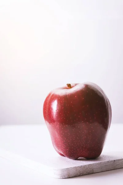 Single red apple on table white background — Stock Photo, Image