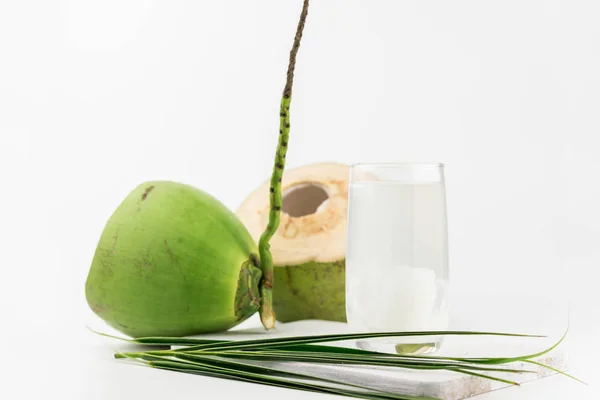 椰汁、 喝椰子水 — 图库照片