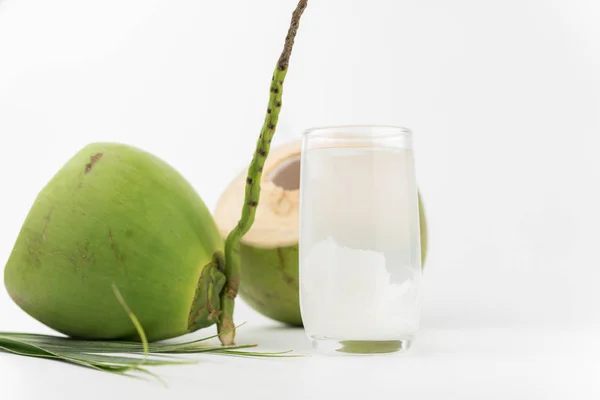 椰汁、 喝椰子水 — 图库照片