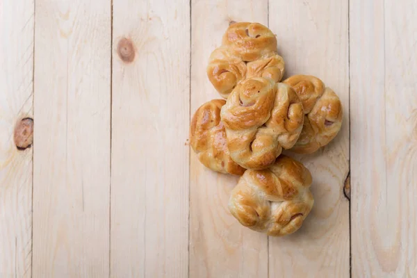 Свіжий домашній хліб на відкритому повітрі — стокове фото