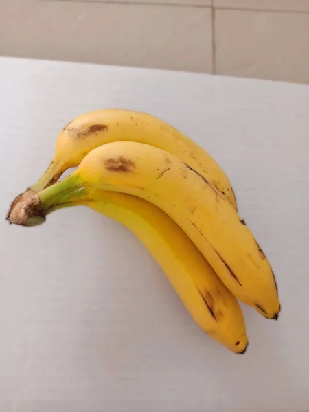 Eine billige und nahrhafte Banane essen — Stockfoto