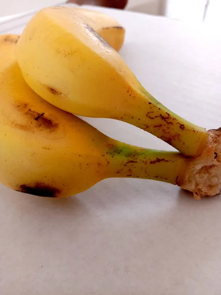 Comience el día comiendo fruta sana de plátano — Foto de Stock