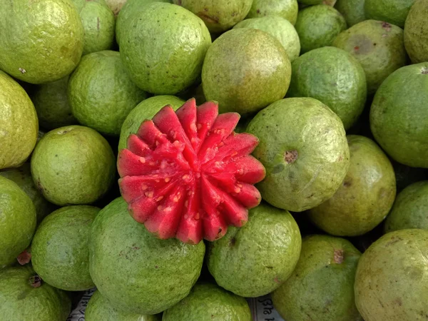 Many natural red guvava for sell — Stock Photo, Image