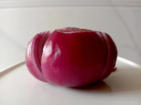 Arôme sucré naturel oignon rose pelé et coupé — Photo