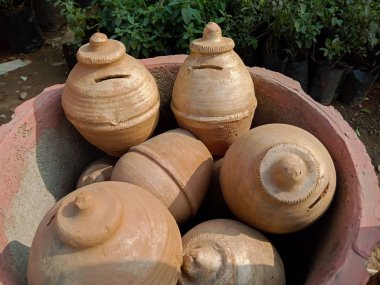 Bozuk paralar ve notlar. Çamurdan tasarruf et.